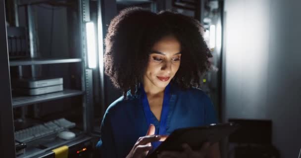 Žena Tablet Tvář Pro Technologie Jako Počítačový Inženýr Řešení Problémů — Stock video