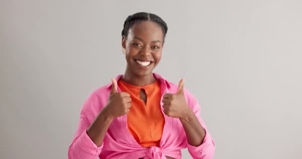 脸和黑人妇女大拇指向上支持工作室的反馈 投票或意见的灰色背景 为获奖者 获奖者或获奖者配音或评语的微笑 肖像及非洲女模特 — 图库视频影像