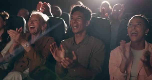 Boldog Emberek Nevetnek Moziban Tapssal Film Vagy Siker Jóváhagyása Ünneplése — Stock videók