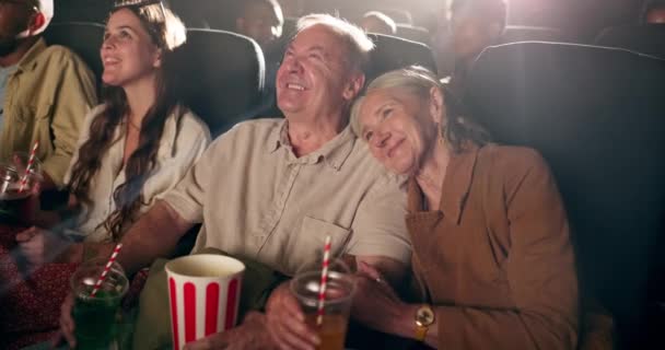Pasangan Senior Bioskop Dan Tertawa Untuk Komedi Dalam Film Untuk — Stok Video