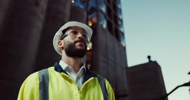 Ingeniero Hombre Pensando Aire Libre Ciudad Por Noche Con Una — Vídeos de Stock