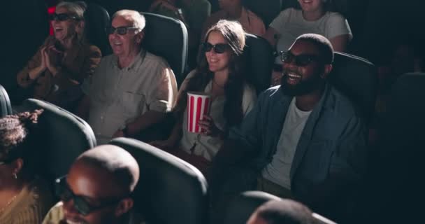 Ludzie Śmiech Okulary Kinie Popcornem Tłumie Myślenie Relaks Nocy Grupą — Wideo stockowe