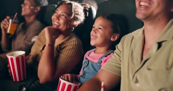 영화를보고 행복한 아이와 팝콘을 어머니와 아버지 재미있는 코미디 엔터테인먼트를위한 부모와 — 비디오