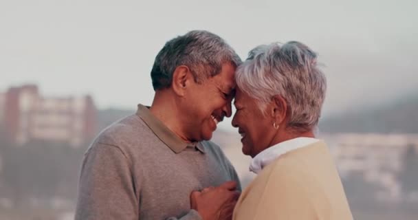 Czoło Plaża Para Starców Miłością Uściskiem Romansem Małżeństwem Świętowaniem Rocznicy — Wideo stockowe