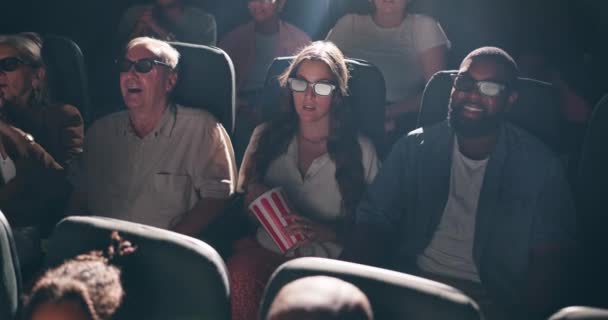 ポップコーン フィルムフェスティバル または見ている映画エンターテイメントのための3Dメガネを持つ人々 映画館 劇場での上映 パフォーマンス リラックスのための男性 講堂の椅子 — ストック動画