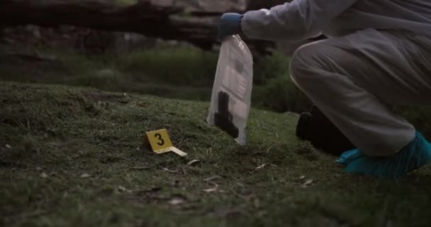 犯罪現場 捜査官 法医学のための屋外の証拠 森林や自然の分析と調査 パイプ または森での手掛かりを警察が検索する人手 — ストック動画