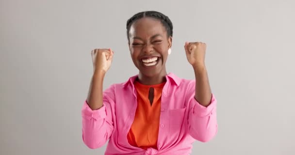 Gezicht Zwarte Vrouw Met Winnaar Vuist Viering Studio Opgewonden Voor — Stockvideo