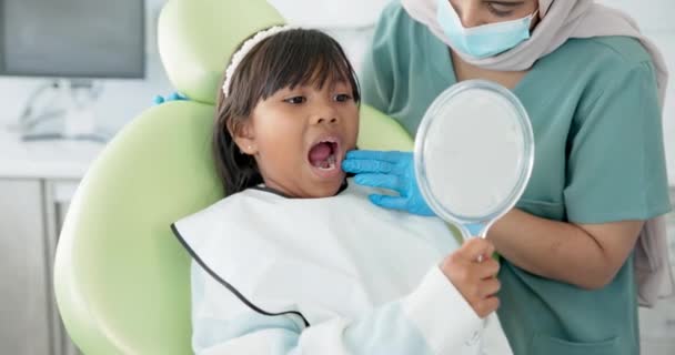 Tandarts Vrouw Kind Met Spiegel Voor Tandheelkundige Gezondheid Resultaten Tanden — Stockvideo
