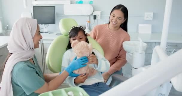 Dentista Niños Niñas Abrazando Osito Peluche Para Mayor Comodidad Higiene — Vídeos de Stock
