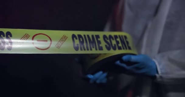 Полиция Руки Желтая Лента Места Преступления Расследования Баррикады Ночью Предупреждения — стоковое видео