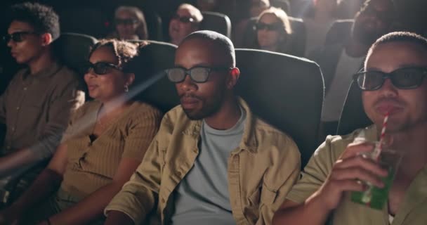 3D电影 眼镜和电影院里的人 在电影院里因为恐惧 惊悚或恐怖片而震惊 具有流媒体 表演和娱乐用户经验的多样性 电影和人类 — 图库视频影像