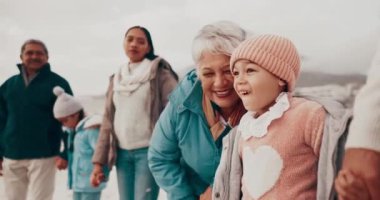 Büyük bir aile, sahil ve bir kızla büyükanne, tatil ve mutluluk dolu bir kaçış gezisi. Yaşlı kadın, deniz kenarı ve tatil yapan çocuklar nesillerle ve maceralarla kaynaşıyor..