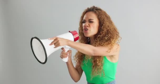 Wściekła Kobieta Krzyczy Protestuje Megafonem Władzę Prawa Lub Równość Białym — Wideo stockowe