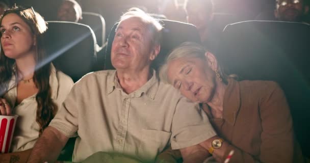 Film Láska Starší Pár Kině Úsměvem Komediální Film Relaxovat Spát — Stock video