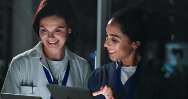 Médicos Mujeres Discusión Noche Con Tableta Haga Clic Planificación Investigación — Vídeo de stock