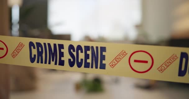 犯罪现场 抢劫和磁带在房子里为证据 调查和检查 法医分析和客厅 谋杀和搜查受害者的住所或公寓 — 图库视频影像