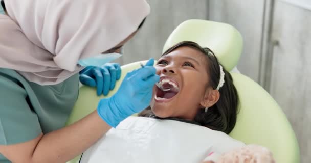 检查或带镜子的女孩和牙医检查牙洞或牙龈疾病 牙齿美白 生长或细菌 牙托或发育方面的口腔护理 工具或儿童咨询专家 — 图库视频影像