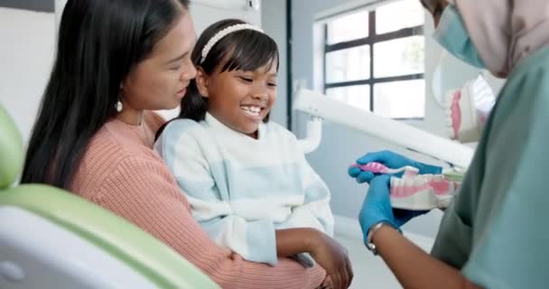 Kind Zahnarzt Oder Ausbildung Zum Zähneputzen Mit Zahnbürste Der Praxis — Stockvideo