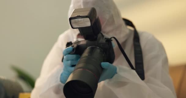 Εγκληματολογικό Φωτογράφος Και Εγκληματολόγος Στον Τόπο Του Εγκλήματος Για Έρευνα — Αρχείο Βίντεο