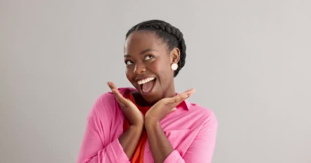 黑人妇女 工作室和肖像画与幸福的微笑感谢你 恭维或自信的灰色背景 充满喜悦 自豪和惊奇的非洲人士 面孔和表情 — 图库视频影像