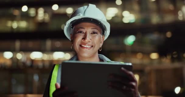 都市のエンジニアリング タブレットは インフラ プロジェクト管理のために夜に 建築または屋外の設計のデジタル技術の成熟した上司か構造労働者の顔 — ストック動画