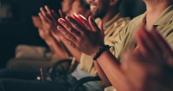 Άνθρωποι Ομάδα Χέρια Κοινού Χειροκροτήματα Στον Κινηματογράφο Για Κινηματογραφική Επιτυχία — Αρχείο Βίντεο