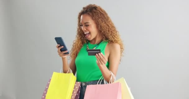 Ευτυχισμένη Γυναίκα Τηλέφωνο Και Πιστωτική Κάρτα Τσάντες Για Ψώνια Για — Αρχείο Βίντεο