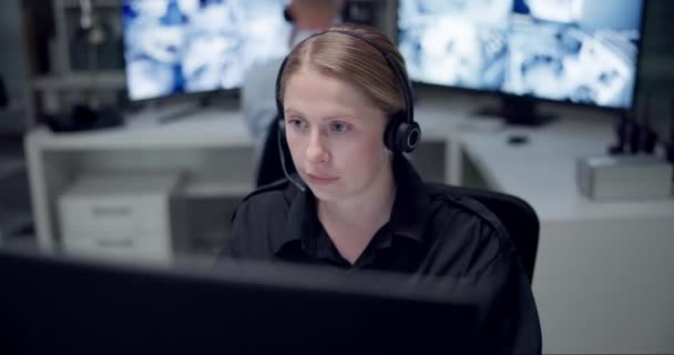 Nødsituation Callcenter Kvinde Computer Støtte Første Responder Kundeservice Telekommunikation Overvågningskontor – Stock-video