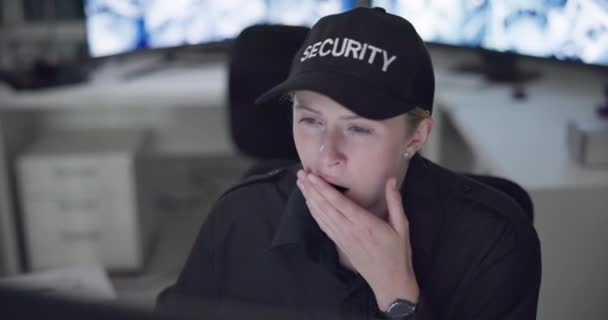 Mulher Cansada Segurança Verificação Vigilância Com Café Sala Controle Noite — Vídeo de Stock