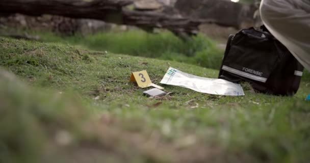 Csi Fotógrafo Provas Cena Crime Para Investigação Floresta Com Carteira — Vídeo de Stock