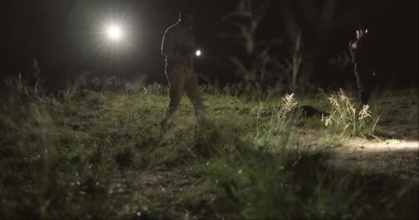 Zoeken Zaklamp Detective Nachts Voor Onderzoek Aanwijzingen Vermiste Personen Melden — Stockvideo