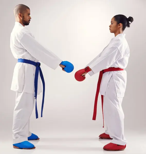 Folk Karate Trening Med Hansker Studio Hvit Bakgrunn Kjempe Eller – stockfoto