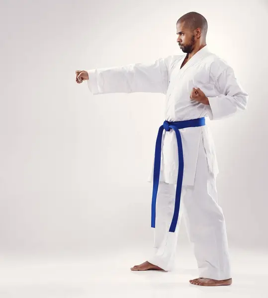 Studio Karate Afrikansk Mann Trening Teknikk Fysisk Helse Blå Belte – stockfoto