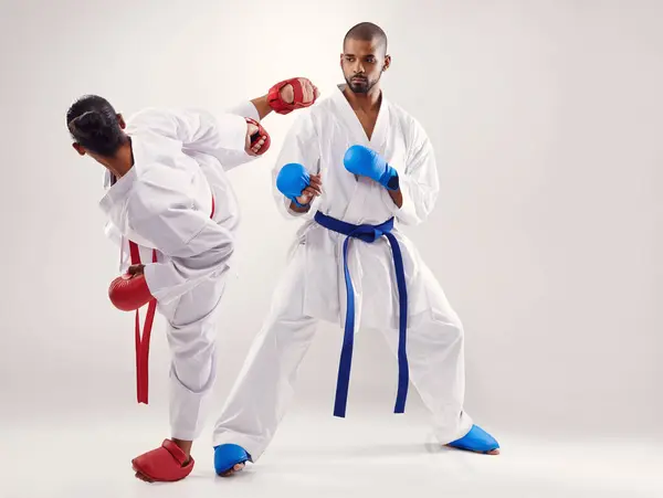 Folk Karate Sparke Med Trening Studio Hvit Bakgrunn Kjempe Eller – stockfoto