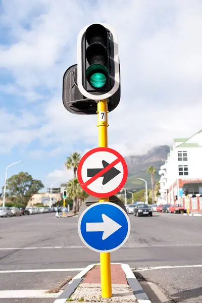 Señal Tráfico Semáforo Señalización Calle Para Dirección Con Notificación Atención —  Fotos de Stock
