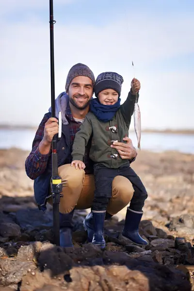 Portrett Sønn Smil Med Far Fisk Lykke Oppnå Brudd Familie – stockfoto
