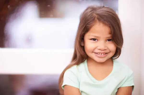 Kız Çocuk Evdeki Portre Için Gülümse Salonda Sevimli Tatlı Aile — Stok fotoğraf