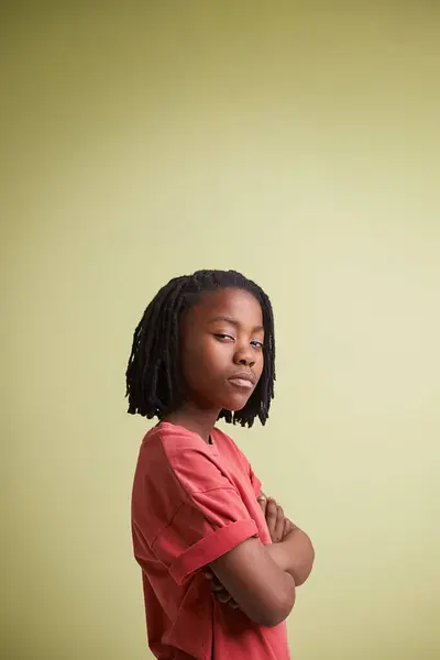 Portret Denken Jongen Kind Met Armen Gekruist Studio Voor Oplossing — Stockfoto