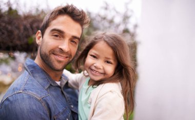 Aile, sevgi ve baba, kız arkadaş edinmek için dışarı çıkar ve kaliteli zaman geçirmek için eğlenir. Portre, ebeveyn ve genç kız gülümsemeli, kucaklaşmalı ve babasıyla seyahat etmeli..