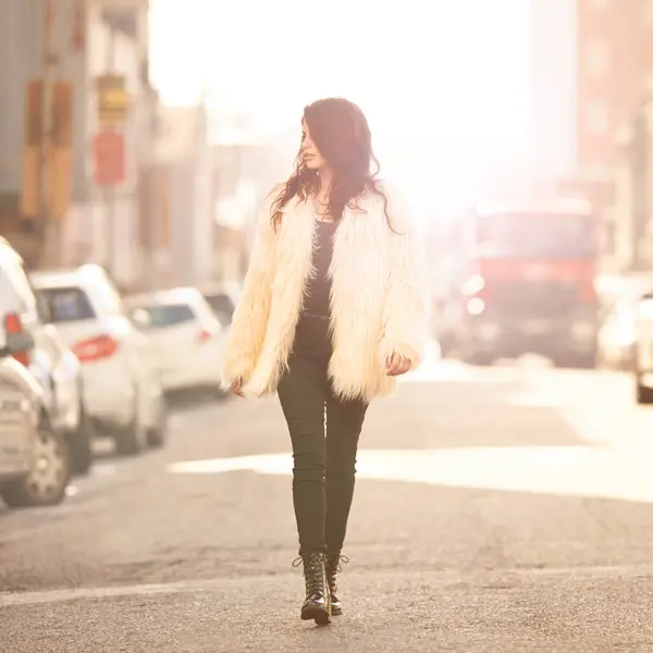 Woman Fashion Walk Confidence Street Winter Cold Weather Street Wear — Stock Photo, Image