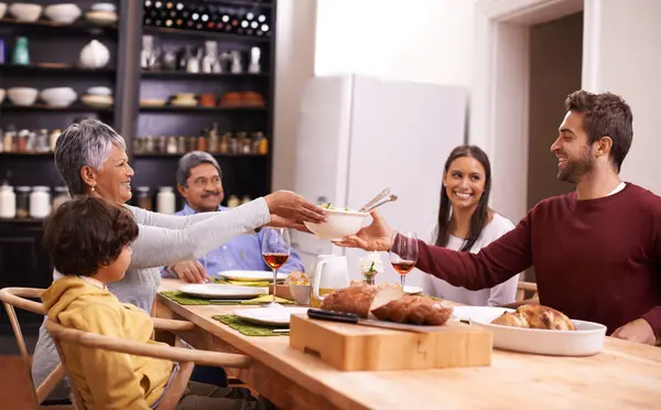 Felice Grande Famiglia Condivisione Con Cibo Cena Del Ringraziamento Pasto — Foto Stock