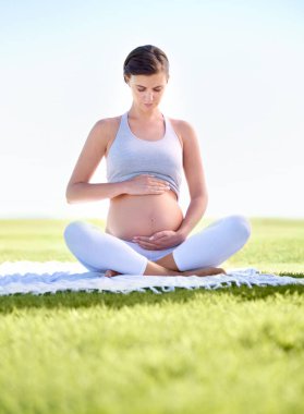 Hamile kadın, anne ve yoga, midesi, sağlığı ve doğum öncesi egzersizi ile parkta. Hamilelik bedeni, annelik ve dışarıda egzersiz, göbekli pilates ve kişisel bakım için denge..