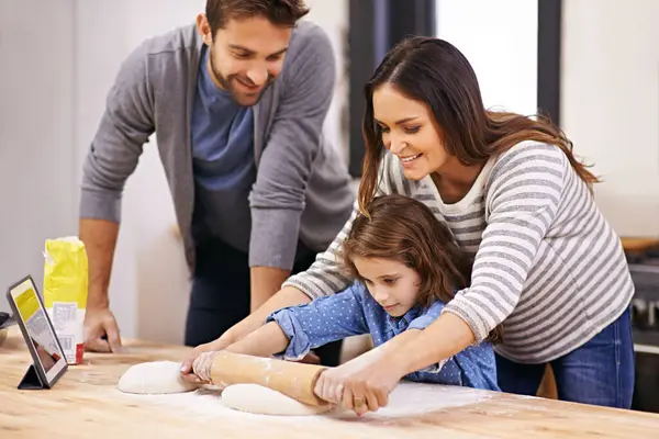 Gotowanie Pizza Rodzina Kuchni Tabletem Przepis Przewodnik Mama Tata Uczenia — Zdjęcie stockowe