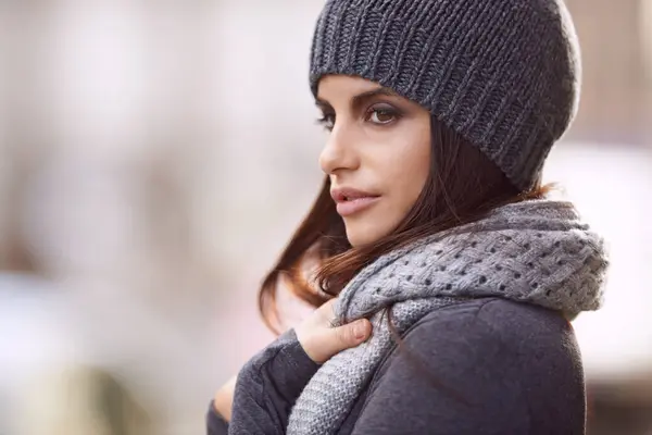 舒适而时尚 带着甜菜 寒冷而寒冷 冬天是为了舒适而温暖 设计师 穿着时尚 头戴针织围巾 有凉爽的天气和休闲的态度 — 图库照片