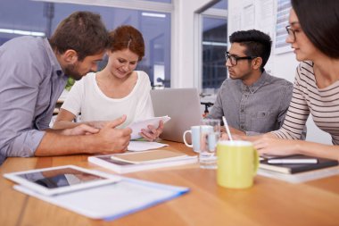 İş arkadaşları, iş adamları ve takım çalışması, işbirliği ya da belgeler için iş yerinde buluşmalar. Ofis, yaratıcı şirket ve çeşitlilik grubu tartışma, planlama veya teknoloji için bir araya geldi..