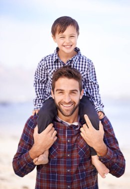 Okyanus, portre ve omuzlarında çocuk olan bir adam, açık hava macerasında gülümseme ve maket alanı. Destek, baba ve oğulun yüzü doğada eğlence, kaynaşma ve kumsal tatilinde birlikte mutlu güven için..