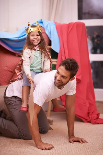 Sırtına Oyna Prensesle Evdeki Yatak Odası Kalesinde Kız Anne Babasıyla — Stok fotoğraf