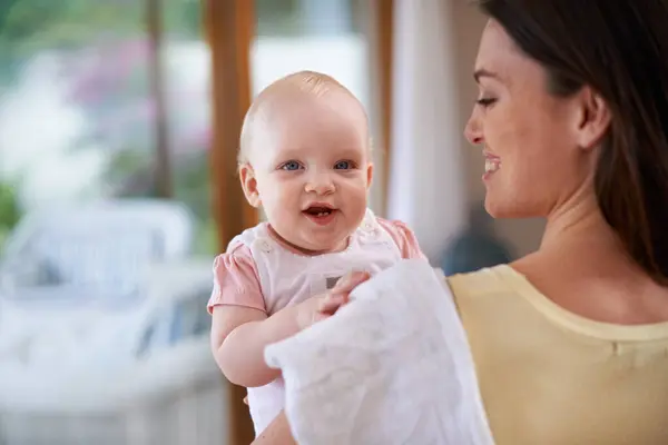 Perhe Rakkaus Äiti Vauvan Kanssa Kotona Sitoutumiseen Suhteeseen Äitiyden Hoitoon — kuvapankkivalokuva