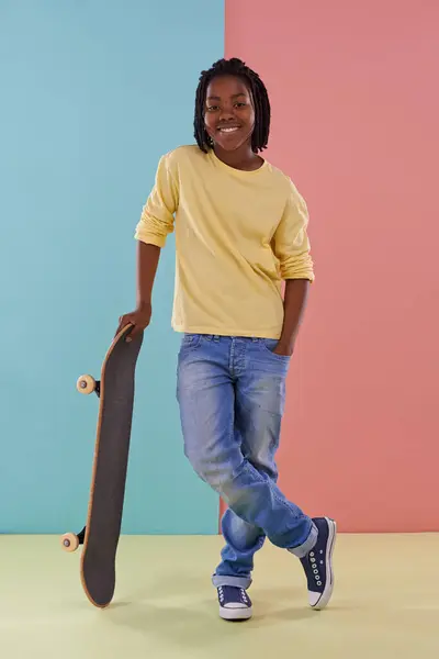 Barn Skateboard Och Porträtt För Mode Färgblock Och Skridsko För — Stockfoto