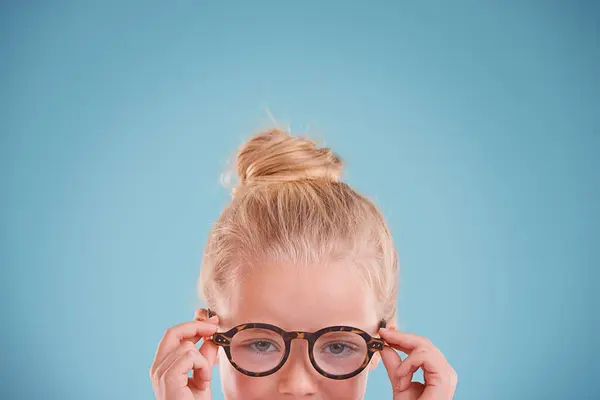 Çocuk Portre Gözlük Stüdyoda Görüş Açısı Için Mavi Arka Plan — Stok fotoğraf